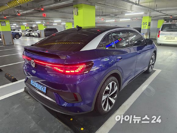 폭스바겐 'ID.5' 후측면. [사진=김종성 기자]