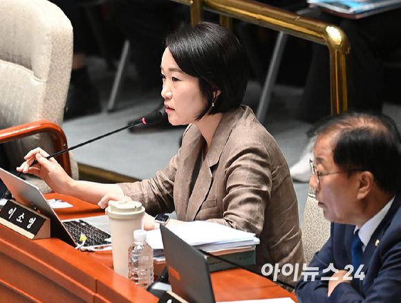 이소영 국회 예산결산특별위원회 더불어민주당 간사가 30일 오전 서울 여의도 국회에서 열린 예산결산특별위원회 제1차 전체회의에서 발언하고 있다. [사진=곽영래 기자]