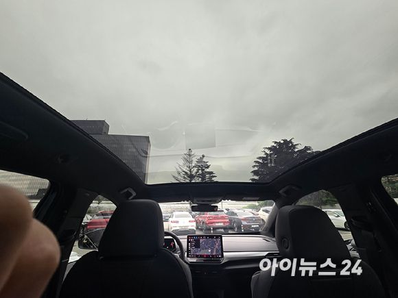 폭스바겐 'ID.5' 파노라마 글래스루프. [사진=김종성 기자]
