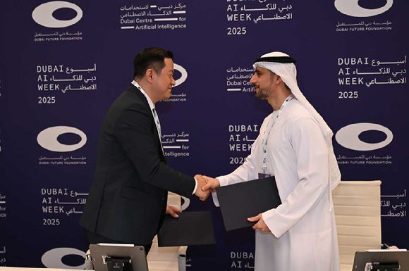 채명수 노타 대표(왼쪽)와 모하메드 알 무다레브 두바이 도로교통국(RTA) CEO가 두바이 AI Week 2025 행사에서 업무협약을 체결한 뒤 기념 촬영하고 있다. [사진=노타]