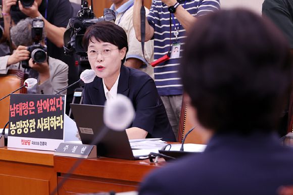 진보당 전종덕 의원이 25일 국회 농림축산식품해양수산위원회 전체회의에서 이재명 정부에서 유임된 송미령 농림축산식품부 장관에게 자진사퇴를 요구하고 있다. 2025.6.25 [사진=연합뉴스]