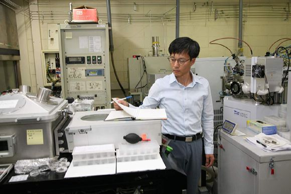 황철성 교수는 “앞으로 AI 시대에 있어 뉴로모픽 반도체가 중요하다”며 “AI 분야에서 가장 큰 문제인 과도한 전력과 GPU 등의 리소스 사용을 줄일 수 있다”고 강조했다. [사진=과기정통부]