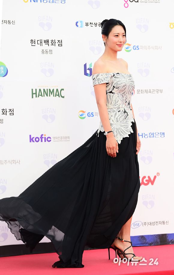 배우 수현이 3일 오후 경기도 부천시 부천아트센터에서 열린 제29회 부천국제판타스틱영화제 레드카펫 행사에 참석하고 있다. [사진=정소희 기자]