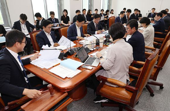 2일 국회에서 열린 예산결산특별위원회의 2025년도 제2회 추가경정예산안 등 조정소위원회에서 더불어민주당 소속 한병도 위원장이 의사봉을 두드리고 있다. 2025.7.2 [사진=연합뉴스]