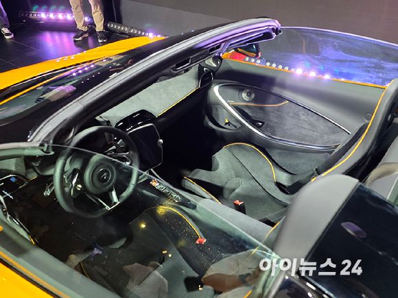 맥라렌 '아투라 스파이더(Artura Spider)' 인테리어. [사진=김종성 기자]