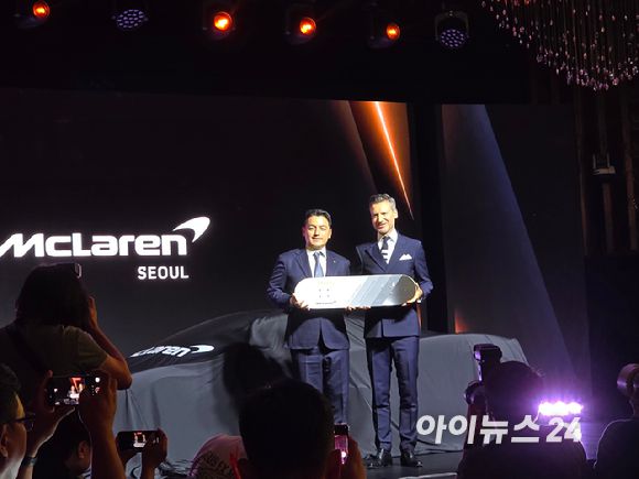 (왼쪽부터) 권혁민 브리타니아오토 대표이사와 헨릭 빌헬름스마이어(Henrik Wilhelmsmeyer) 맥라렌 오토모티브 최고전략책임자(CCO)가 4일 서울 중구 반얀트리 클럽 & 스파 서울에서 열린 '맥라렌 서울' 리론칭 행사에서 기념촬영하고 있다. [사진=김종성 기자]