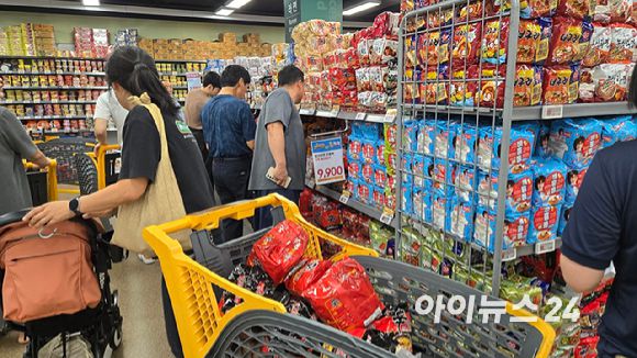 4일 이마트 7월 '고래잇 페스타' 첫날 봉지라면 골라담기 행사 코너에 소비자들이 몰려 있다. [사진=진광찬 기자]