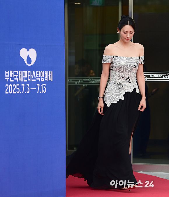 배우 수현이 3일 오후 경기도 부천시 부천아트센터에서 열린 제29회 부천국제판타스틱영화제 레드카펫 행사에 참석하고 있다. [사진=정소희 기자]