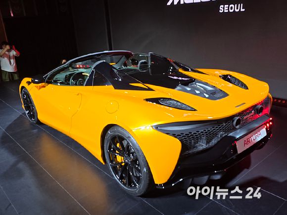 맥라렌 '아투라 스파이더(Artura Spider)' 후측면. [사진=김종성 기자]