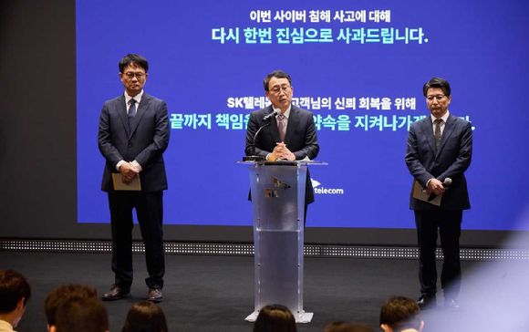 유영상 SK텔레콤 대표(가운데)가 책임과 약속 프로그램에 대해 설명하는 모습. 사진은 왼쪽부터 류정환 SK텔레콤 네트워크 인프라센터장, 유영상 대표, 임봉호 MNO사업부장. [사진=SKT]