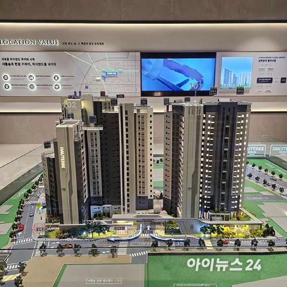 오티에르 포레 견본주택에 마련된 단지 모형도. 2025.07.04 [사진=이효정 기자 ]