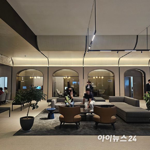 오티에르 포레 견본주택 내에는 데스크 형태뿐 아니라 독립된 동간의 분양 상담 공간이 마련돼 있다. 2025.07.04 [사진=이효정 기자 ]