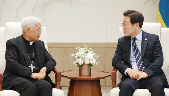 이재명 대통령이 7일 서울 용산 대통령실 청사에서 방한 중인 교황청 성직자부 장관 유흥식 추기경을 접견하고 있다. 2025.7.7 [사진=연합뉴스]