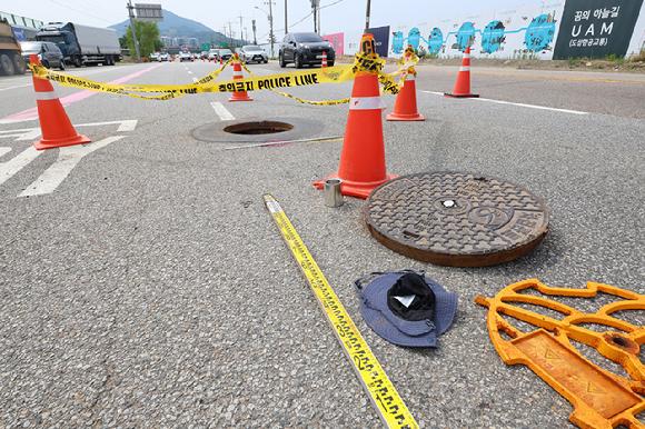6일 40대 남성 1명이 심정지 상태로 구조되고 50대 남성 1명이 실종된 인천 계양구 병방동 맨홀 옆에 모자와 작업 도구가 놓여 있다. 2025.7.6 [사진=연합뉴스]