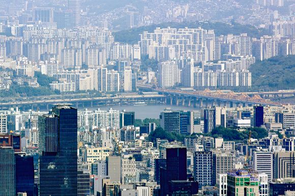 경기도 성남시 청계산 매바위에서 바라본 서울 강남구와 한강 이북 아파트 단지. [사진=연합뉴스]