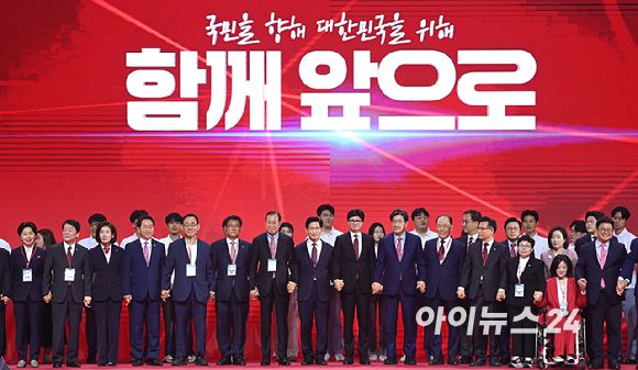 국민의힘 김문수 대선 후보가 3일 오후 경기 일산 킨텍스에서 열린 제5차 전당대회에서 권영세 비대위원장, 권성동 원내대표 등 참석자들과 기념촬영을 하고 있다. [사진=곽영래 기자]