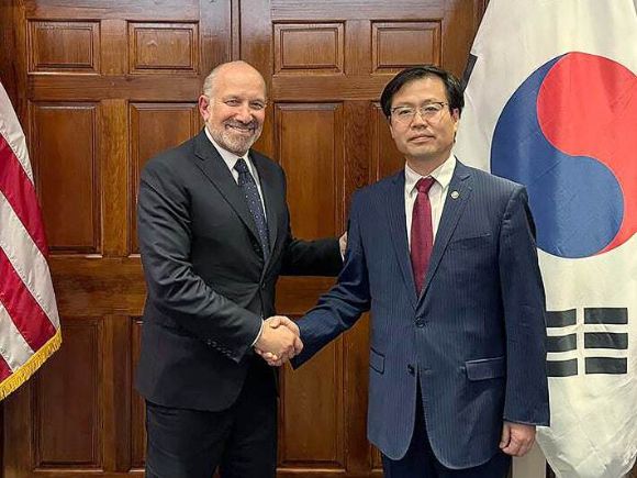 여한구 산업통상자원부 통상교섭본부장이 7일(현지시간) 미국 워싱턴 DC 상무부에서 하워드 러트닉 미국 상무부 장관과 기념 촬영하고 있다. [사진=산업통상자원부]