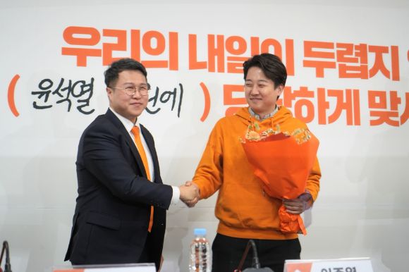 김성열 전 개혁신당 수석대변인이 지난해 4월 10일 총선을 앞두고 개혁신당에 입당하는 모습 [사진=개혁신당]