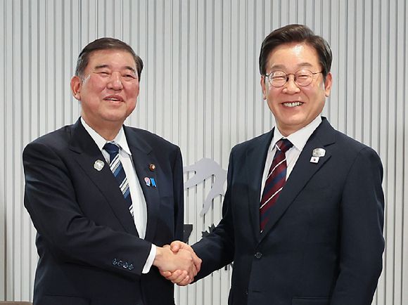 이재명 대통령이 지난 17일(현지시간) 캐나다 앨버타주 캐내내스키스 주요 7개국(G7) 정상회의장에서 열린 한일 정상회담에서 이시바 시게루 일본 총리와 악수하며 기념촬영을 하고 있다. [사진=연합뉴스]