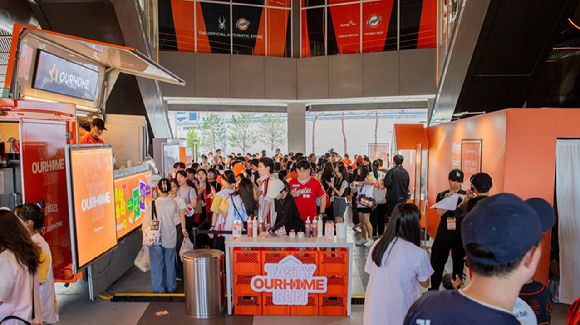 지난 2일 대전 한화생명볼파크에서 진행한 아워홈 'TASTY OURHOME RUN' 부스 앞에 방문객이 줄을 서고 있다. [사진=아워홈 제공]