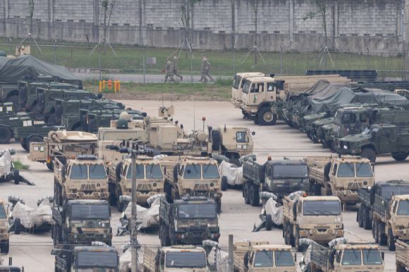 미국 언론이 미 정부가 주한미군 감축을 검토하고 있다고 보도한 지난 5월 23일 경기도 동두천시의 주한미군 기지에서 미군 차량이 대기하고 있다.  [사진=연합뉴스]