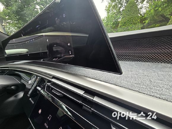 푸조 '올 뉴 3008 스마트 하이브리드'에 탑재된  플로팅 형태의 21인치 파노라믹 커브드 디스플레이. [사진=김종성 기자]