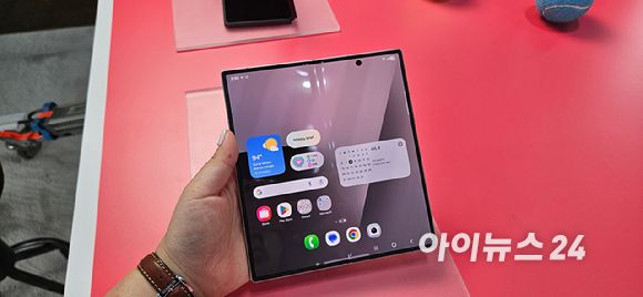 9일(현지시간) 미국 뉴욕 브루클린에 자리한 듀갈 그린하우스에서 열린 갤럭시 언팩에서 '갤럭시Z 폴드7'를 살펴보는 모습. 펼쳤을 때 화면은 8인치에 달한다. [사진=박지은 기자]