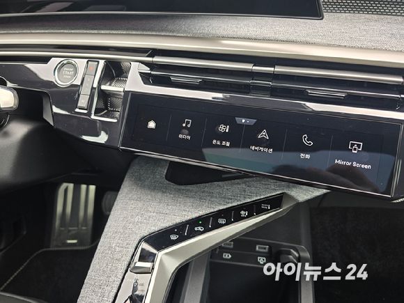 푸조 '올 뉴 3008 스마트 하이브리드' 센터페시아에 있는 터치식 '버추얼 아이-토글(i-Toggles)'. [사진=김종성 기자]