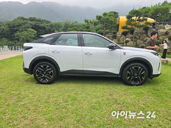 푸조 '올 뉴 3008 스마트 하이브리드' 측면. [사진=김종성 기자]