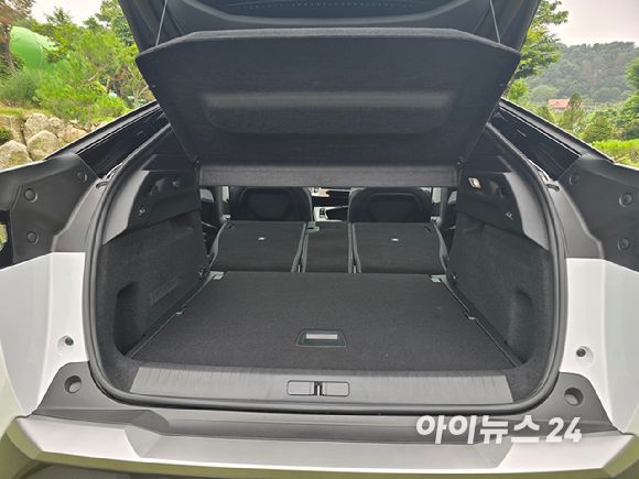 푸조 '올 뉴 3008 스마트 하이브리드' 트렁크. [사진=김종성 기자]