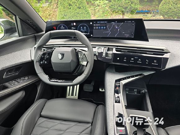 푸조 '올 뉴 3008 스마트 하이브리드' 운전석 인테리어. [사진=김종성 기자]