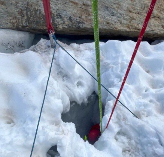 사진은 구조 당시 A씨가 빠져 있던 빙하 틈. [사진=Air Zermatt AG 홈페이지]