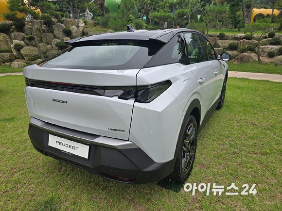 푸조 '올 뉴 3008 스마트 하이브리드' 후측면. [사진=김종성 기자]