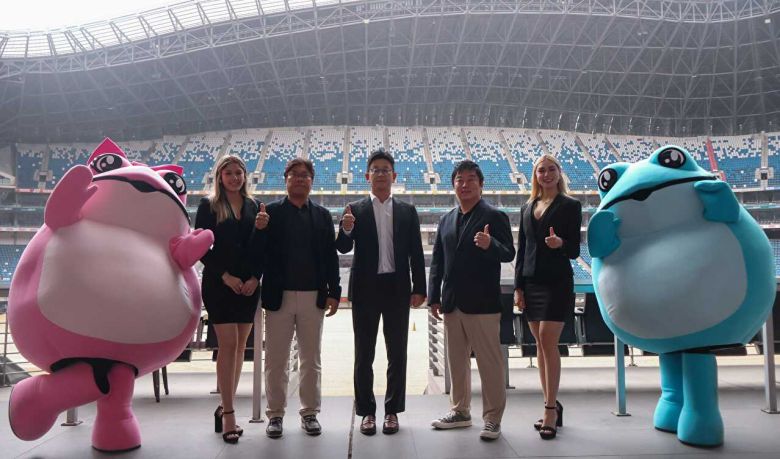 하이트진로가 1일 멕시코 축구 명문 구단 CF 몬테레이와 공식 스폰서십을 체결하고 기념사진을 촬영하고 있다.(왼쪽 세 번째부터) 권성준 아시안 푸드 마케팅(Asian Food Marketing) 대표, 오세호 하이트진로 미주팀장, 최한결 하이트진로 미주팀 과장. [사진=하이트진로 제공]