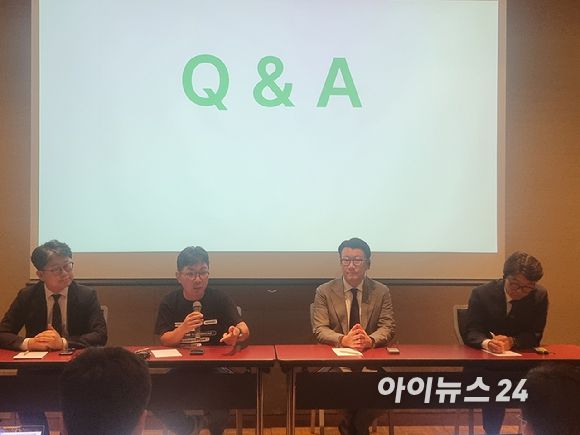 (왼쪽부터) 김동회 네이버클라우드 AI 솔루션/클로바 케어콜 JP 이사, 김유원 네이버클라우드 대표, 시마오카 타케시 라인웍스 코퍼레이션 대표, 경성민 네이버클라우드 클라우드 제품 전략 이사가 9일 오후 일본 오사카에서 열린 간담회에서 기자들의 질문에 답하고 있다. [사진=윤소진 기자]