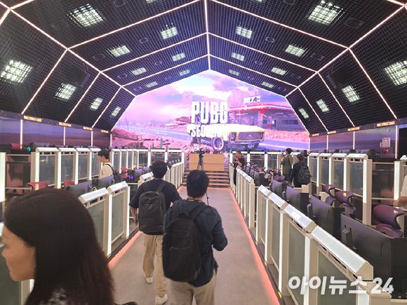 크래프톤이 오는 11일부터 서울 성수동에 게임 '배틀그라운드'의 세계관을 담은 600평 규모의 복합문화공간 '펍지(PUBG) 성수'를 정식 개관한다. 사진은 3층에 위치한 PC방·이스포츠 공간 '플레이 아레나'. [사진=박정민 기자]