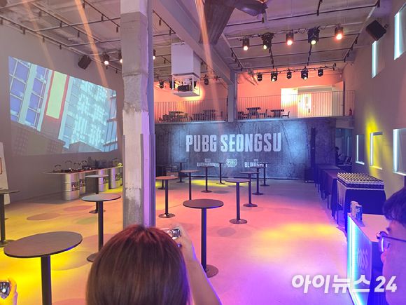 크래프톤이 오는 11일부터 서울 성수동에 게임 '배틀그라운드'의 세계관을 담은 600평 규모의 복합문화공간 '펍지(PUBG) 성수'를 정식 개관한다. 사진은 1층에 위치한 공연·전시 공간 '서바이버 홀' [사진=박정민 기자]