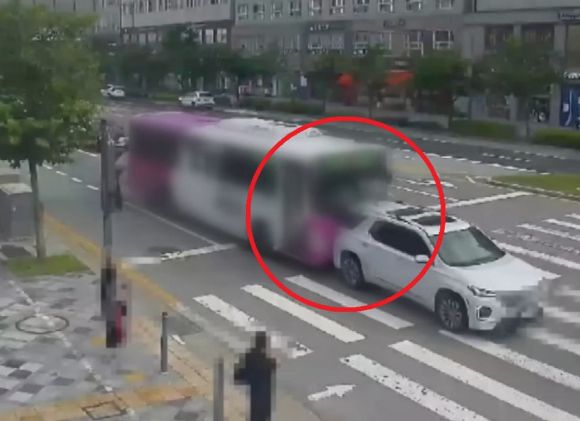 지난달 16일 세종시 나성동의 한 도로에서 시내버스가 앞차를 들이받고도 횡단보도를 지나 150m가량 주행했다 [사진=세종시청/연합뉴스]