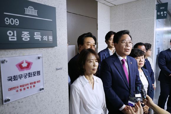 국민의힘 송언석 비대위원장 겸 원내대표가 11일 서울 여의도 국회 의원회관에서 해병 특검팀의 압수수색이 진행 중인 임종득 의원실을 찾아 입장을 밝히고 있다.  [사진=연합뉴스]