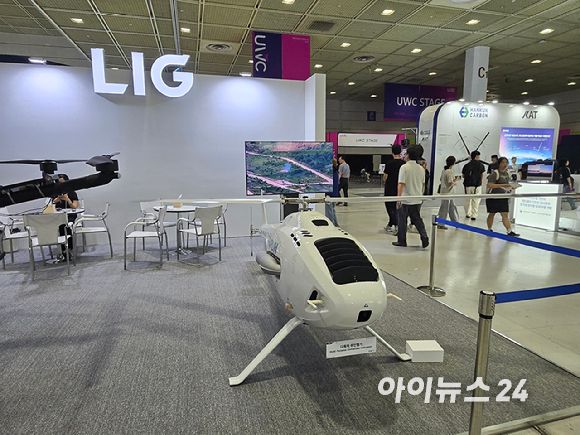 '2025년 무인이동체 산업엑스포(UWC 2025)' LIG넥스원 부스에 다목적 무인헬기(MPUH)가 전시돼 있다. [사진=최란 기자]