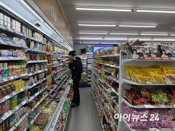 서울의 한 편의점에서 소비자가 상품을 둘러보고 있다.[사진=아이뉴스24 DB]