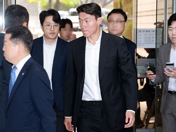 축구선수 황의조가 서울 서초구 서울중앙지법에서 열린 불법촬영 등 혐의 1심 1차공판에 출석하고 있다. [사진=공동취재단]