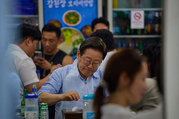 이재명 대통령이 서울 광화문에 있는 한 식당에서 대통령실 직원들과 회식 자리를 가지고 있다. [사진=페이스북 ]