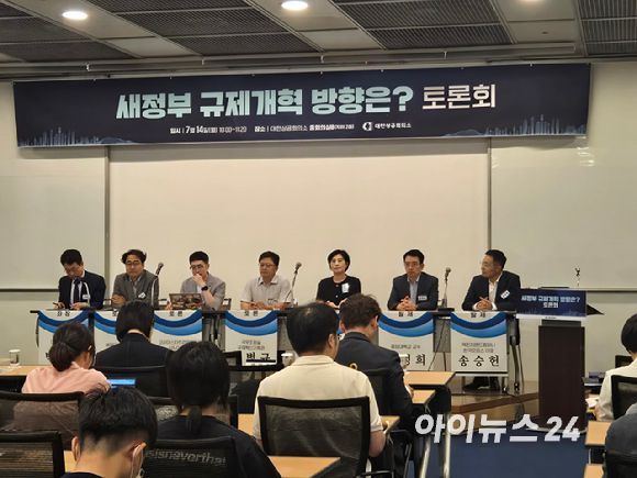 이혁우 배제대학교 교수(왼쪽 두번째), 이정희 중앙대학교 교수(오른쪽 두번째), 송승헌 맥킨지앤드컴퍼니 한국오피스 대표(오른쪽 첫번째) 등 관계자들이 14일 대한상공회의소에서 열린 '새 정부 규제개혁 방향은?' 토론회에 참석하고 있다. [사진=최란 기자]