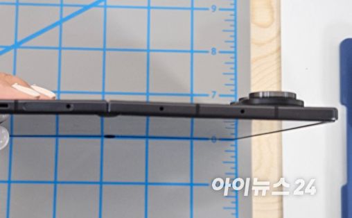 갤럭시Z 폴드7의 옆 모습. 제품이 얇은 만큼 카메라가 상당히 튀어나와 있다. [사진=박지은 기자]