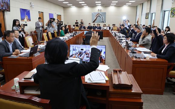 14일 오전 서울 여의도 국회 과학기술정보방송통신위원회에서 열린 배경훈 과학기술정보통신부 장관 후보자 인사청문회에서 최민희 위원장이 국민의힘 피켓에 산회를 선포하고 있다. [사진=연합뉴스]