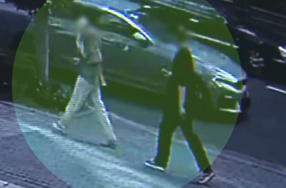 서울 강남 한 거리에서 모르는 여성을 뒤따라간 뒤 발로 차고 달아난 30대 남성이 경찰에 자수했다. 사진은 30대 남성 A씨가 B씨를 뒤따라가는 모습. [사진=YTN 보도화면 캡처]
