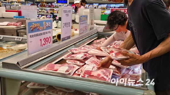 서울의 한 대형마트에서 고객들이 할인 품목인 삼겹살을 고르고 있다. [사진=아이뉴스24 DB]