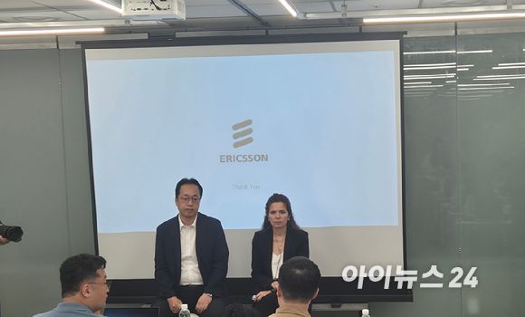 벨 톰바즈 에릭슨 코리아 파트너스 CEO(오른쪽)와 박병성 에릭슨 코리아 파트너스 테크니컬디렉터가 16일 기자간담회에서 질의응답을 진행하고 있다. [사진=서효빈 기자]