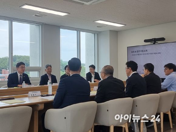 류제명 과학기술정보통신부 제2차관(왼쪽)이 15일 오후 서울AI허브에서 열린 국가AI연구거점 간담회에서 참석자들과 토론하고 있다. [사진=윤소진 기자]